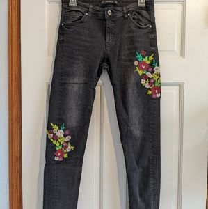 Zara Trafaluc Denimwear Black Distressed Floral Embroidered Jeans Size 6